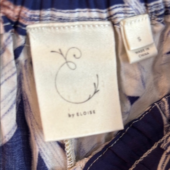 Blue and White Tropical Print Capris with Flowing Silhouette - Picture 5 of 5